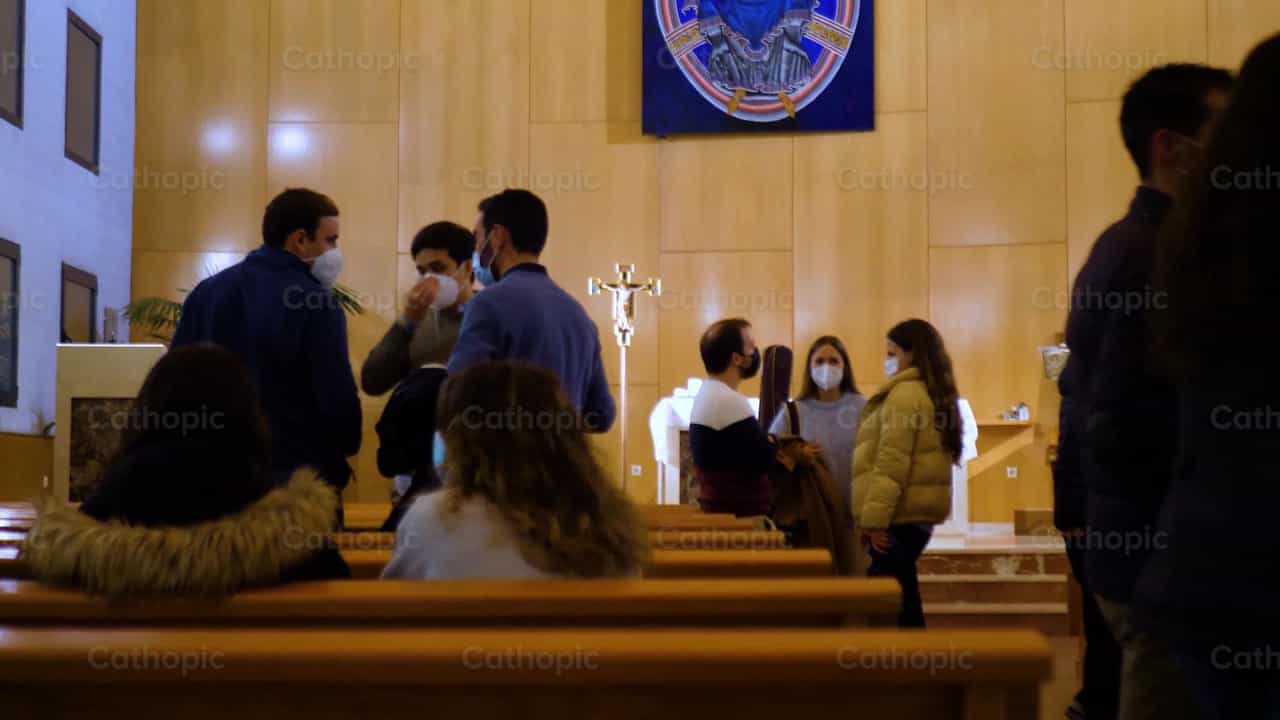 Reunión de jóvenes adultos, toma 2 - Banco de vídeos católicos - Fotografía por Cathopic