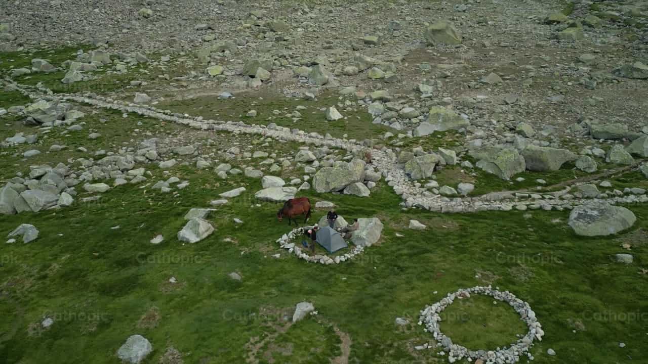 Acampar en la cima de la montaña - Banco de vídeos católicos - Fotografía por Santiago de la Hoz