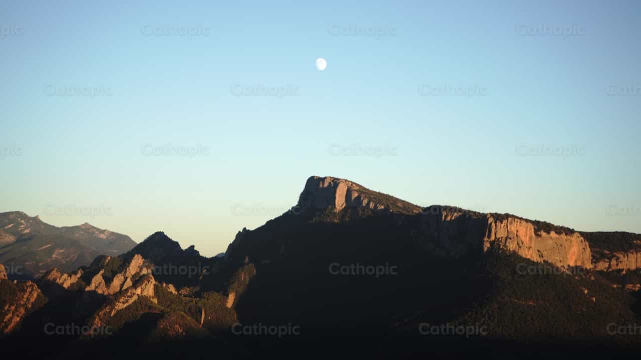 Luna en las montañas - Banco de vídeos católicos