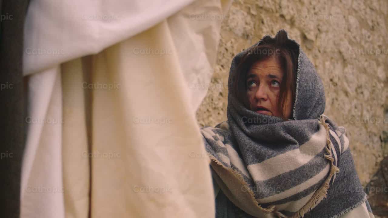 Hemorroisa toca el manto de Jesús - Banco de vídeos católicos - Fotografía por Almures Studio