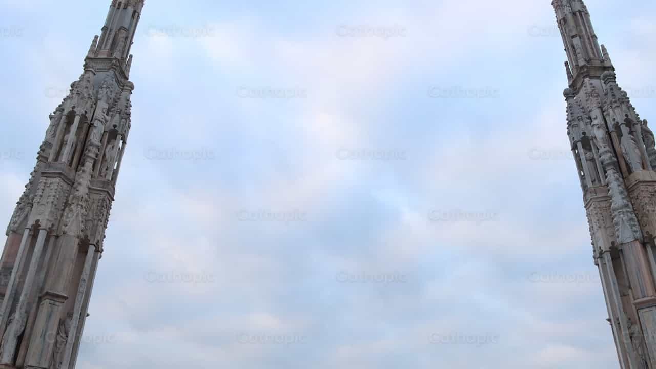 Personas en Terraza - Banco de vídeos católicos - Fotografía por Saul Ibarra
