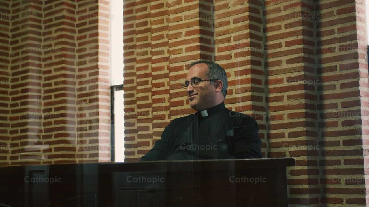 Sacerdote dando direccion espiritual - Banco de vídeos católicos - Fotografía por Almures Studio