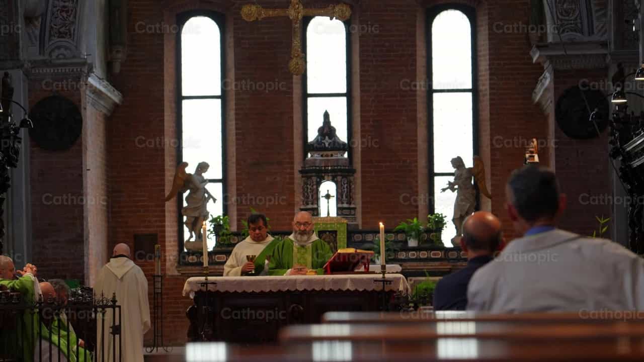 Priests in the entrance procession at Mass - Catholic stock videos - Photo by Frames Cristianos
