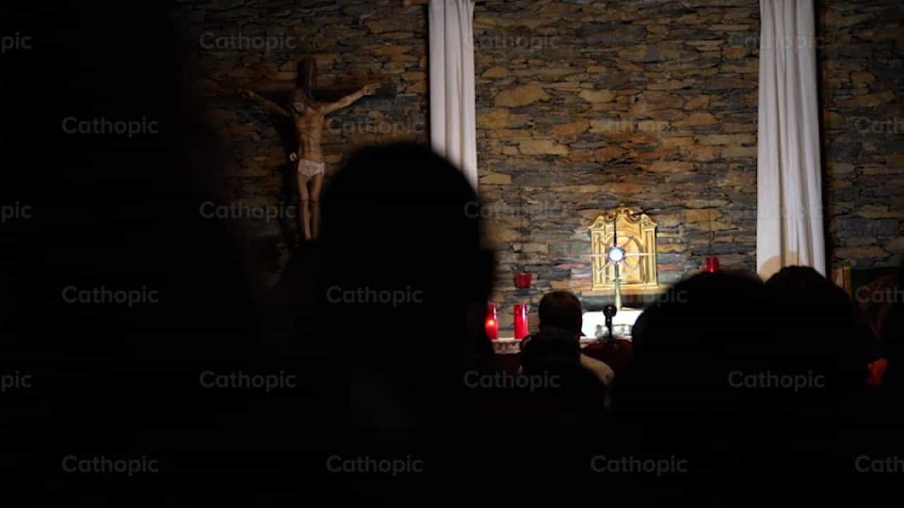 Hora Santa en capilla establo - Banco de vídeos católicos - Fotografía por Iván W. Jaques