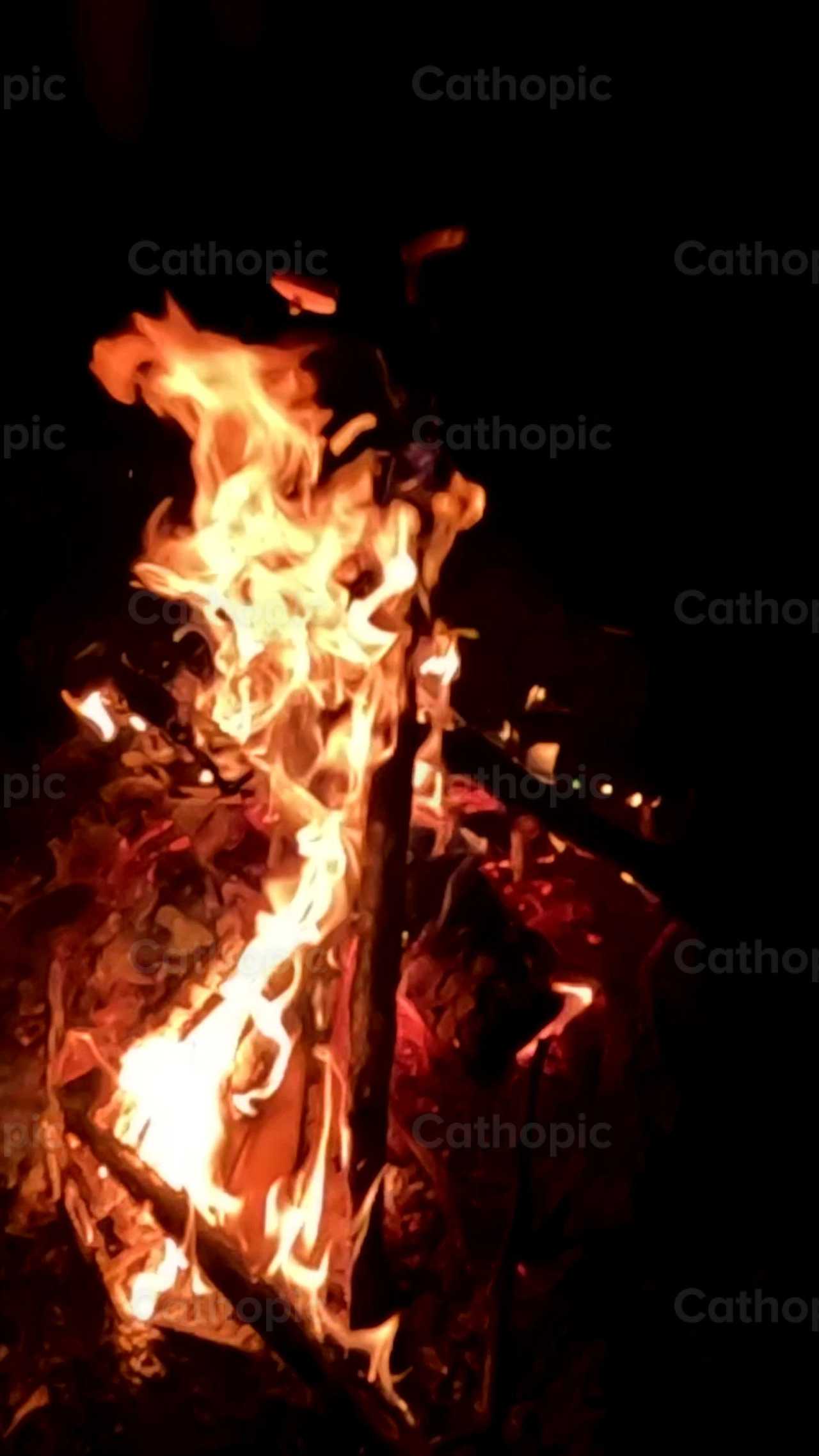 Fuego - Banco de vídeos católicos - Fotografía por Saul Ibarra