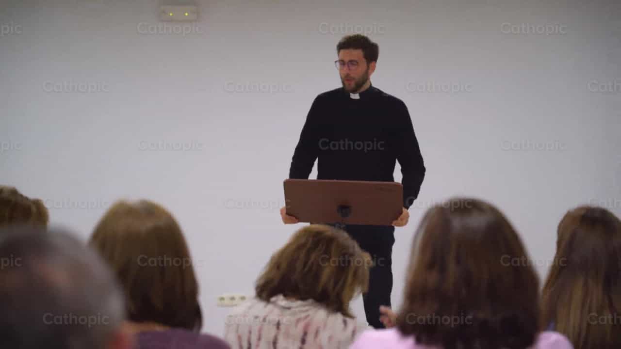 Padre proferindo uma palestra, Câmera 1 - Vídeos católicos de stock