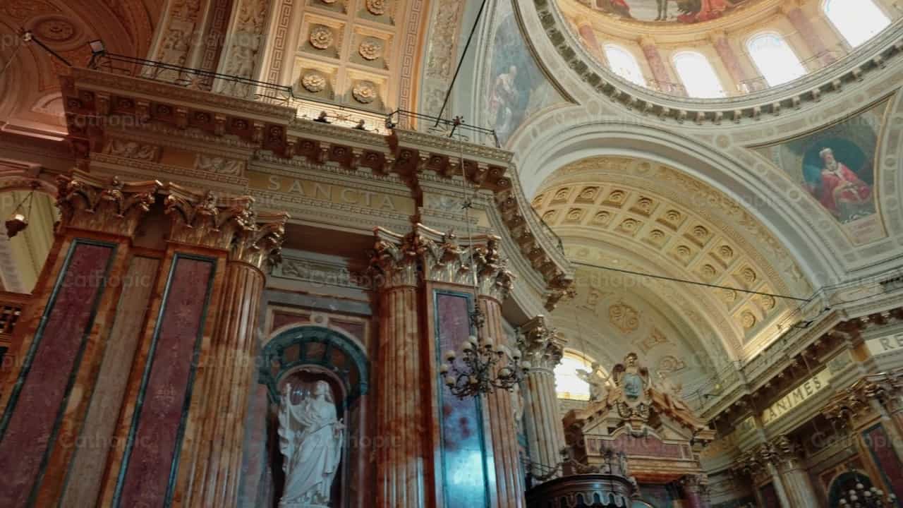 Basílica de María Auxiliadora en Turín, Italia 2 - Banco de vídeos católicos - Fotografía por Carlos Gaviria