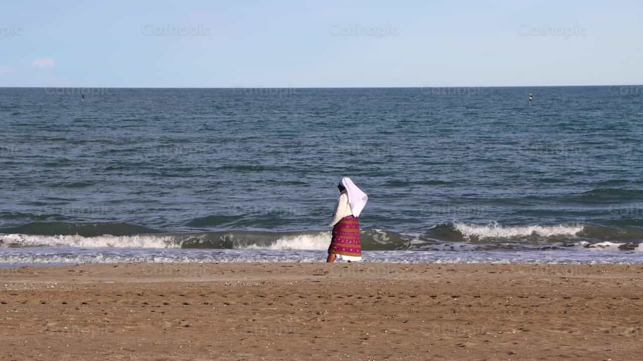 Monja orando - Banco de vídeos católicos - Fotografía por Saul Ibarra