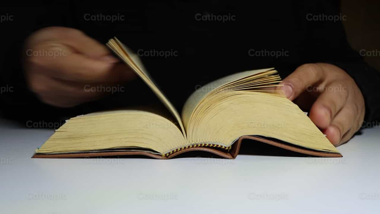 Biblia - Banco de vídeos católicos - Fotografía por Saul Ibarra