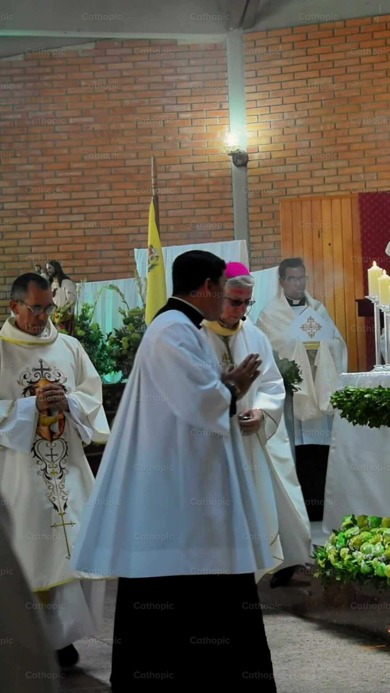 Incensación del altara - Banco de vídeos católicos - Fotografía por Miguel White