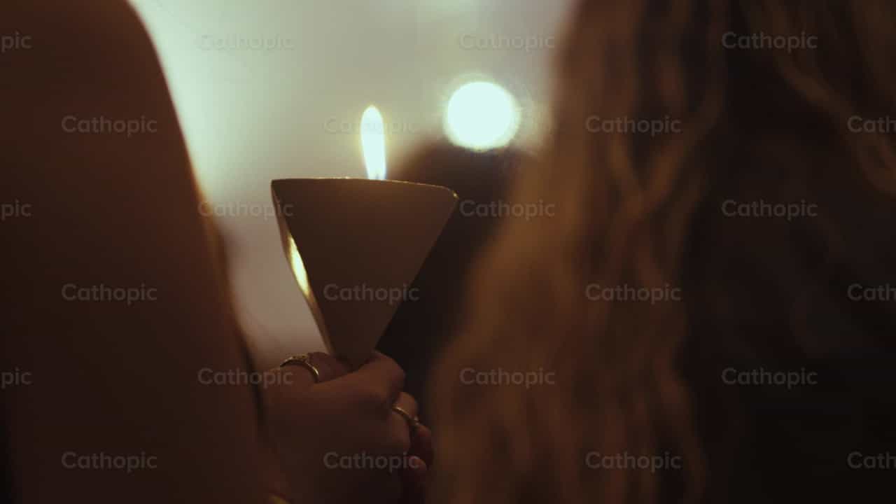 Vela encendida - Banco de vídeos católicos - Fotografía por Almures Studio