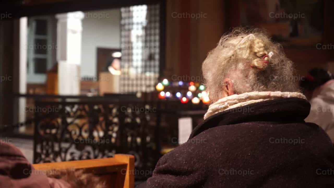 Mulher idosa em oração - Vídeos católicos de stock - Foto de Lupe Belmonte