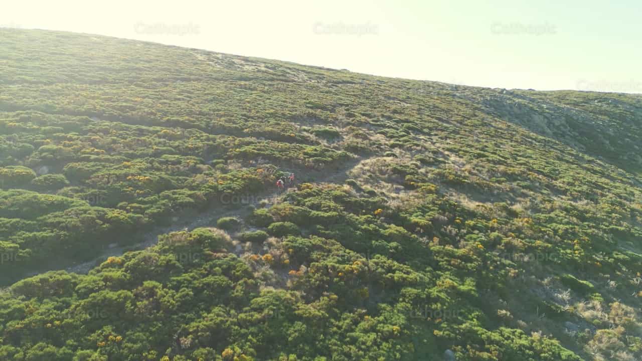 Exploradores en la cima de la montaña - Banco de vídeos católicos - Fotografía por Santiago de la Hoz