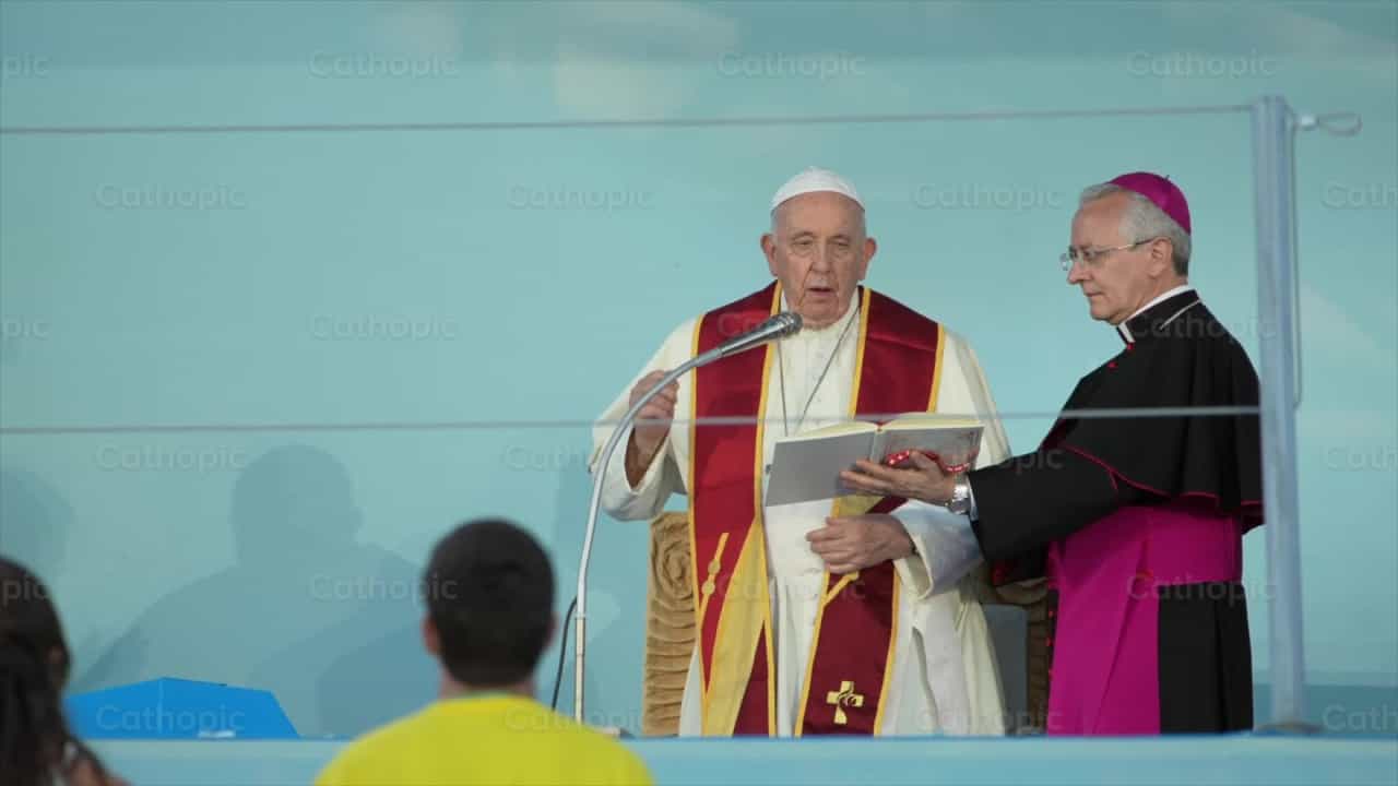 Bendición Papa Francisco JMJ Lisboa 2023 - Banco de vídeos católicos - Fotografía por Iván W. Jaques