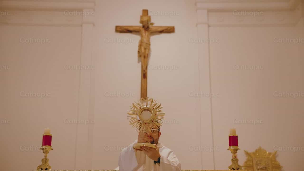 Bendición con el Santísimo Sacramento - Banco de vídeos católicos