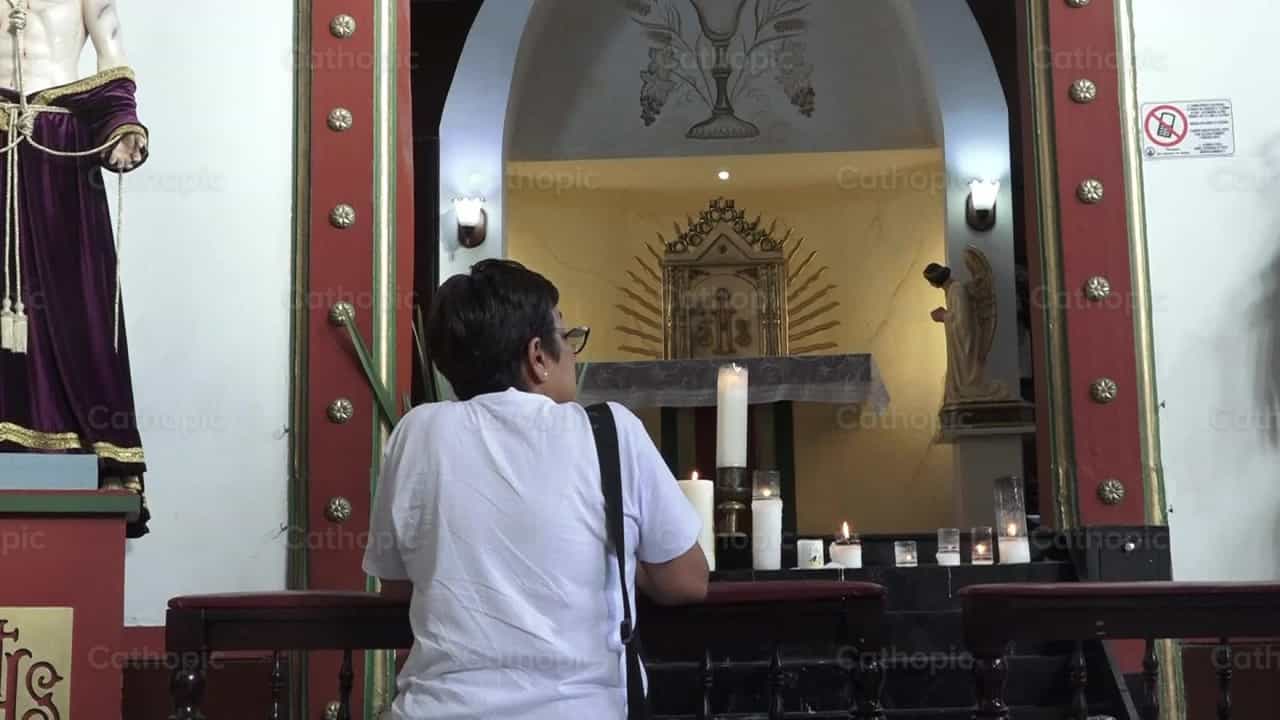 Mujer orando - Banco de vídeos católicos