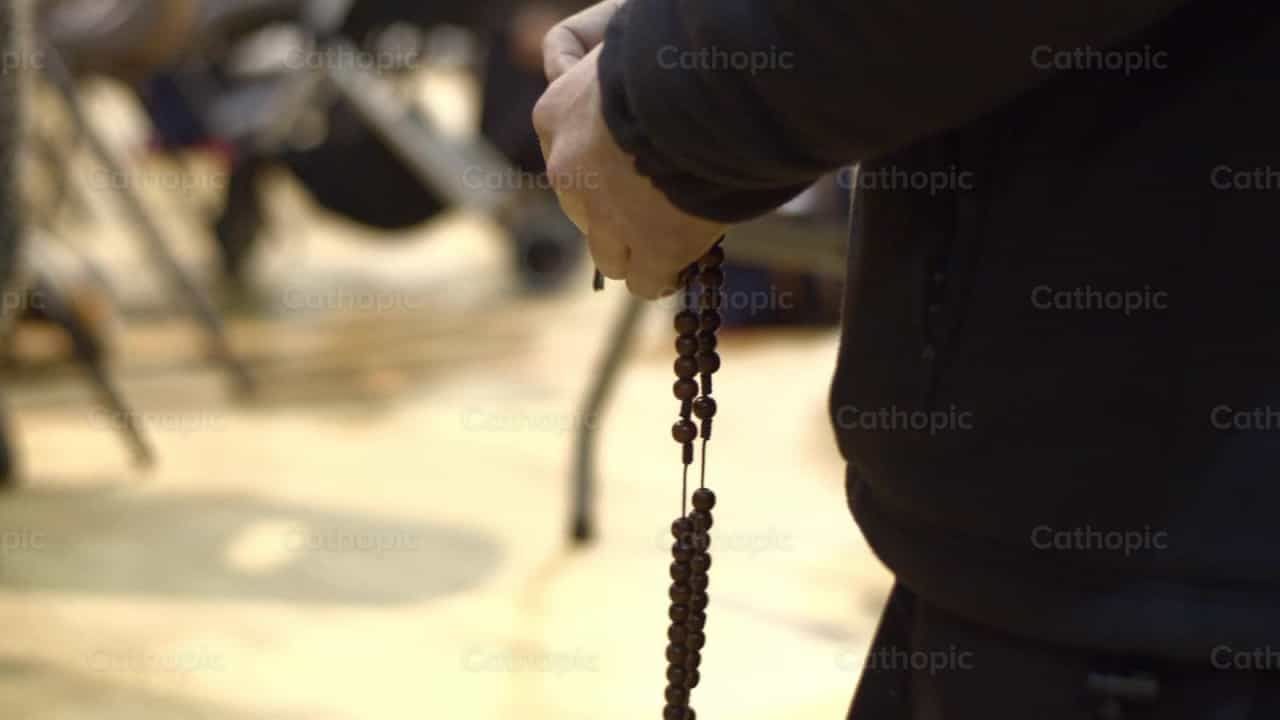 Rezando el Rosario - Banco de vídeos católicos - Fotografía por Catholic Stuff