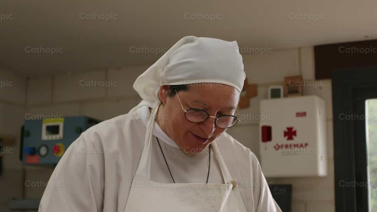 Nonne Agustina arbeitet glücklich - Katholische Stock-Videos - Foto von Almures Studio