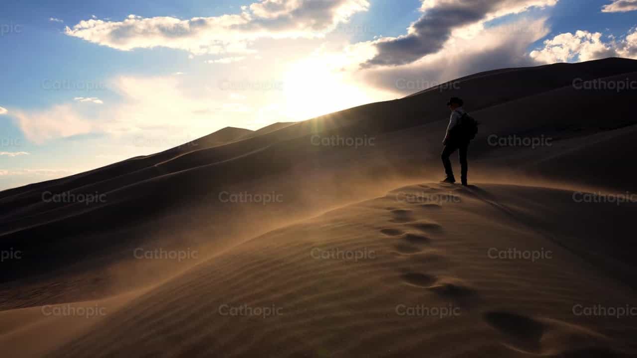 Ontdekker in de woestijn - Katholieke stockvideo's - Foto door Santiago de la Hoz