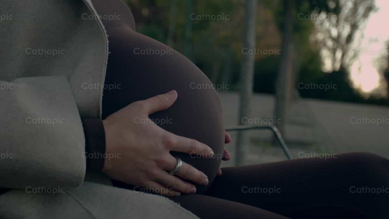 Barriga de mulher grávida - Vídeos católicos de stock