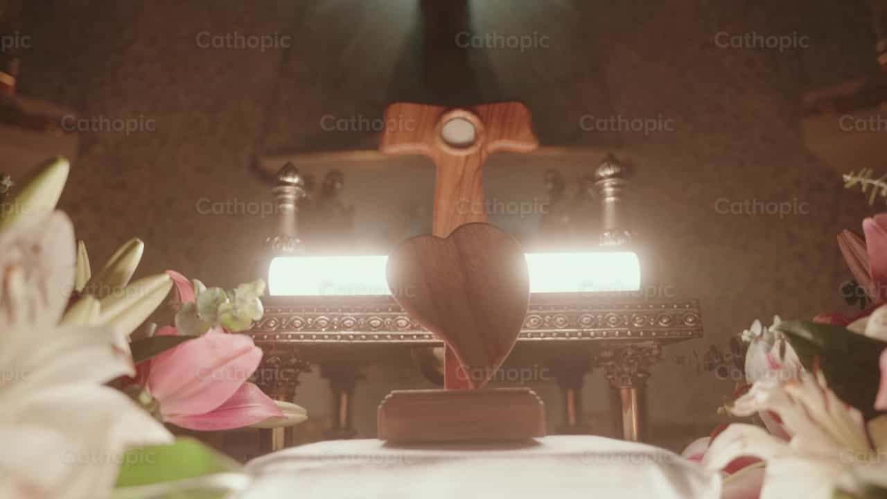 Santisimo sacramento custodia y corazon de madera - Banco de vídeos católicos - Fotografía por Carlos Gaviria