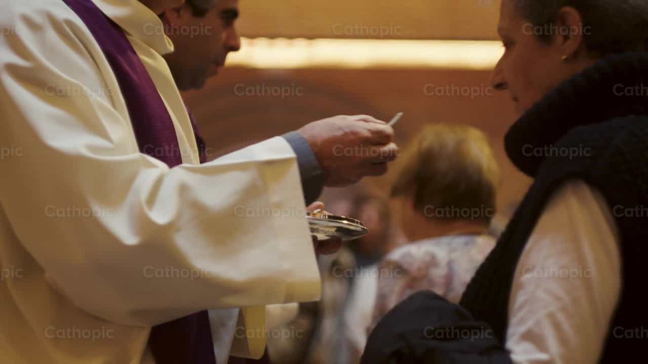 Mujer recibiendo la Eucaristia - Banco de vídeos católicos