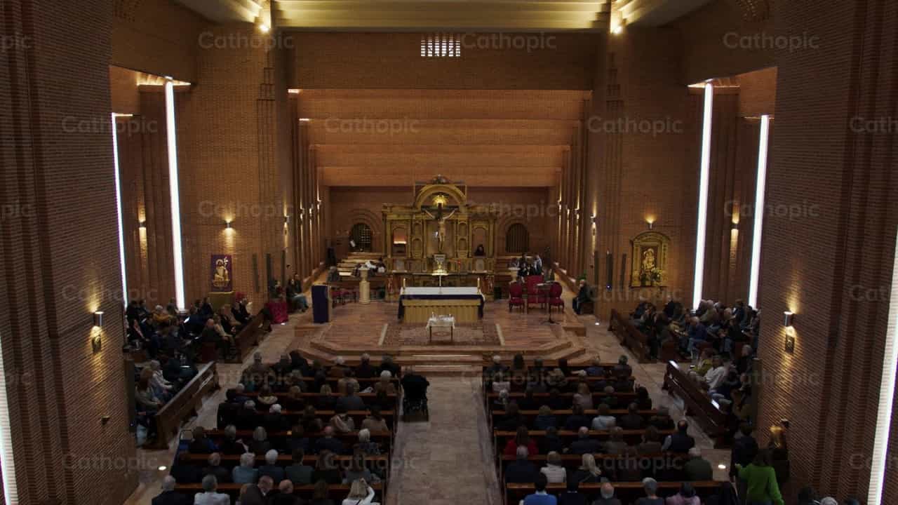 Comunidad en espera de la misa - Banco de vídeos católicos - Fotografía por Cathopic