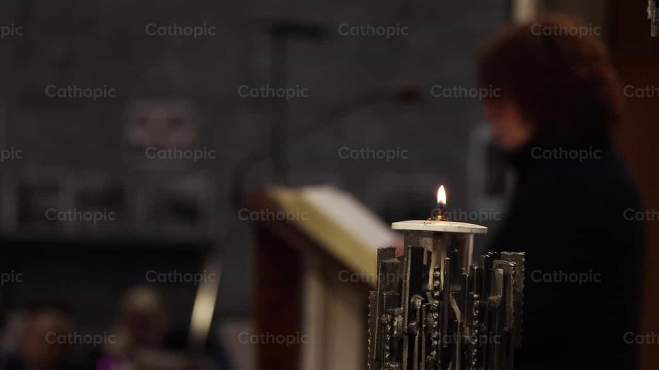 Vela acesa - Vídeos católicos de stock - Foto de Saul Ibarra
