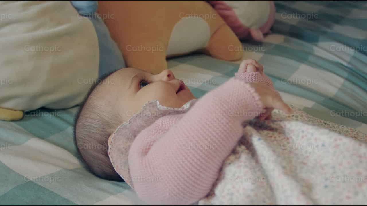 Von ihrer Mutter betreutes Baby - Katholische Stock-Videos