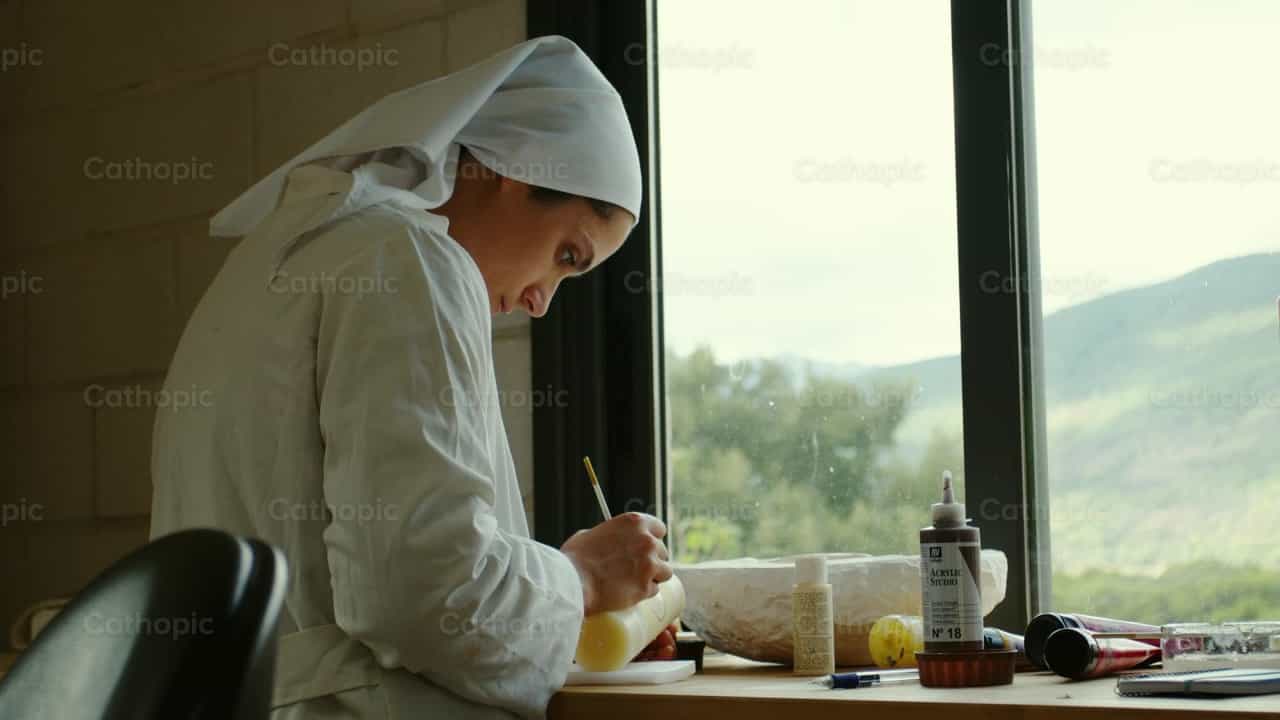 Monja Agustina pintando un Cirio - Banco de vídeos católicos - Fotografía por Almures Studio