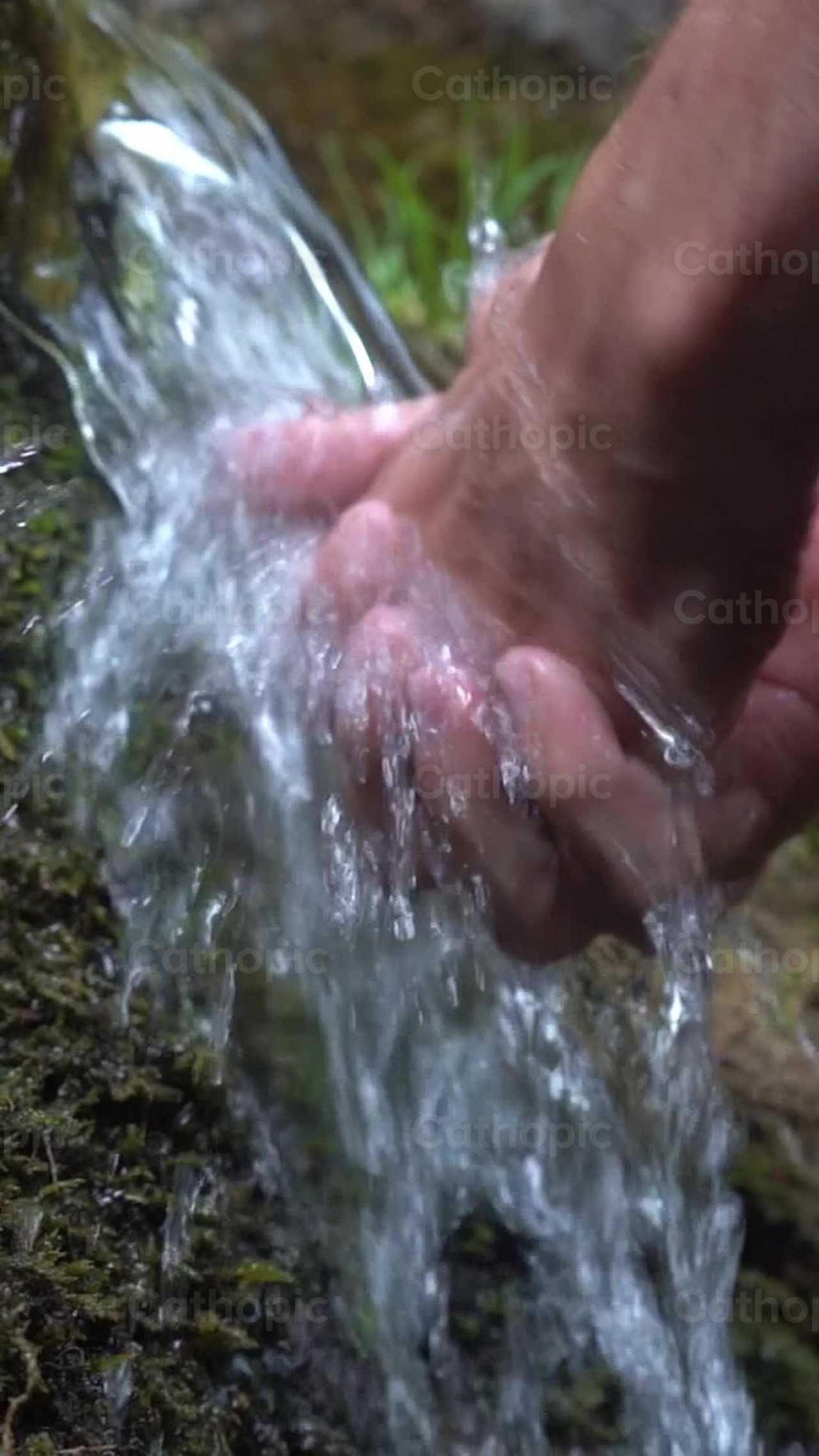 Lavando manos en una cascada - Banco de vídeos católicos