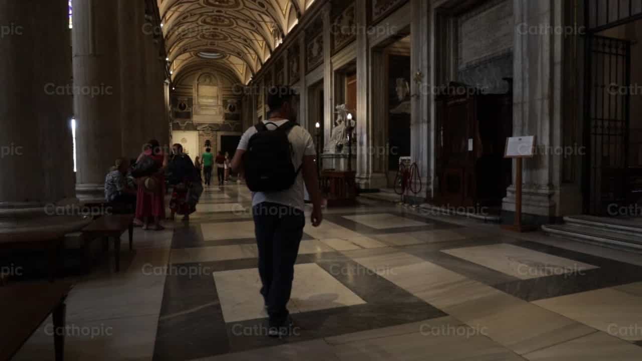 Hombre arrodillandose ante Jesucristo - Banco de vídeos católicos - Fotografía por encaminados vamos