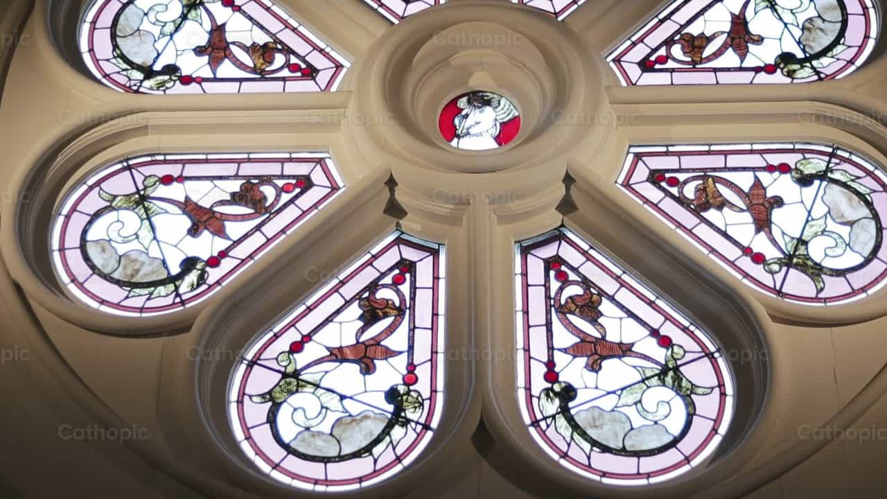 Vidriera de iglesia - Banco de vídeos católicos - Fotografía por Carlos Sierra