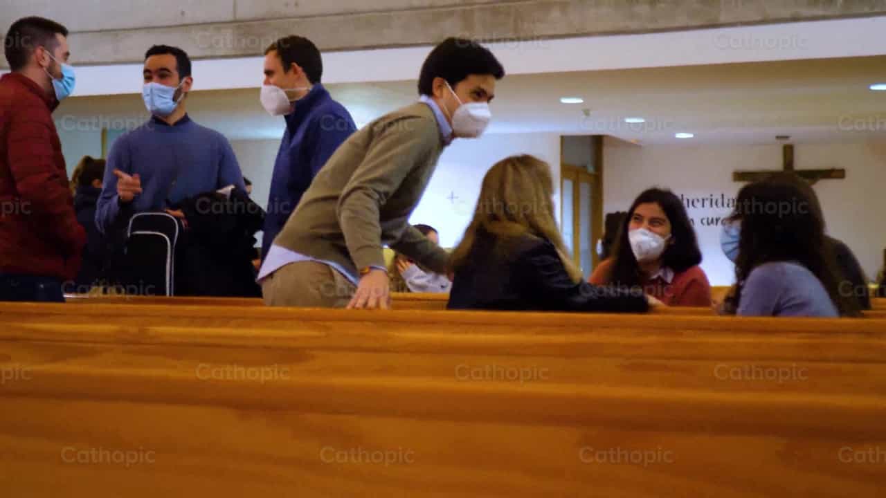 Conferencia de Jóvenes Adultos, Tiro 9 - Banco de vídeos católicos