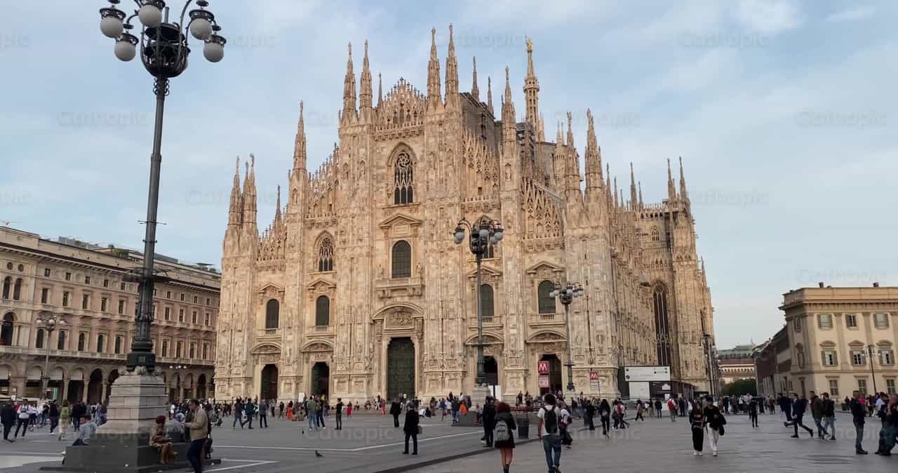 Bicicleta por el Duomo di milano - Banco de vídeos católicos - Fotografía por Saul Ibarra