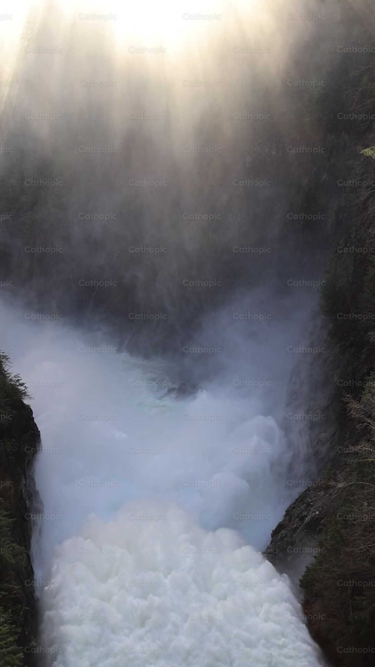 Video vertical de cascada o presa que libera agua - Banco de vídeos católicos