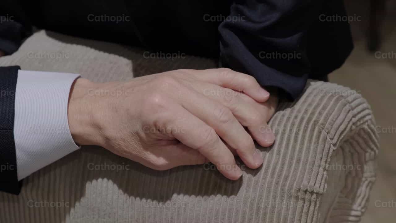 Manos de padre e hijo - Banco de vídeos católicos - Fotografía por Almures Studio