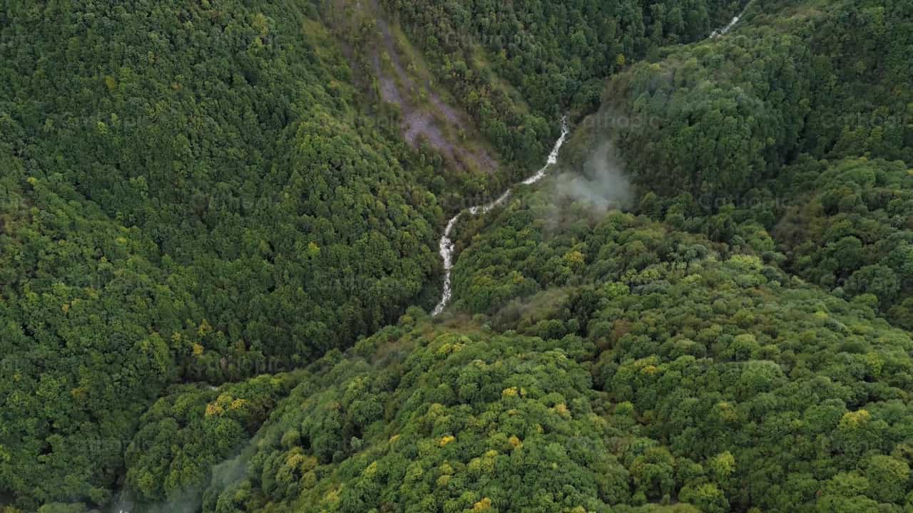 Rio na montanha - Vídeos católicos de stock