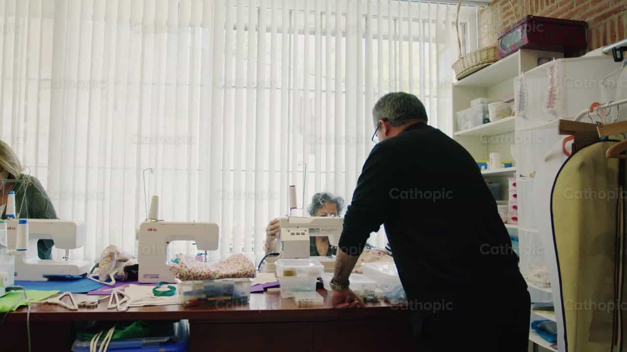 Sacerdote in conversazione con il personale parrocchiale - Video stock cattolici