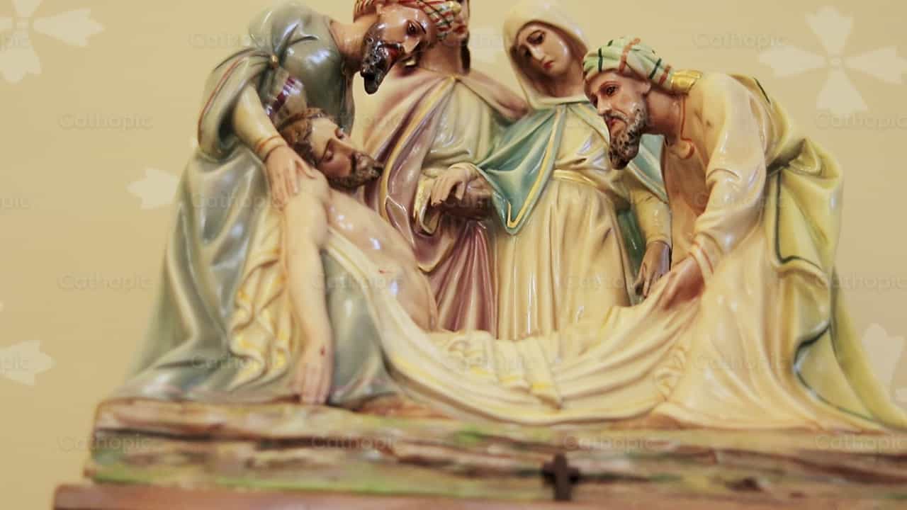 Decimocuarta Estación: Jesús es puesto en el sepulcro - Banco de vídeos católicos