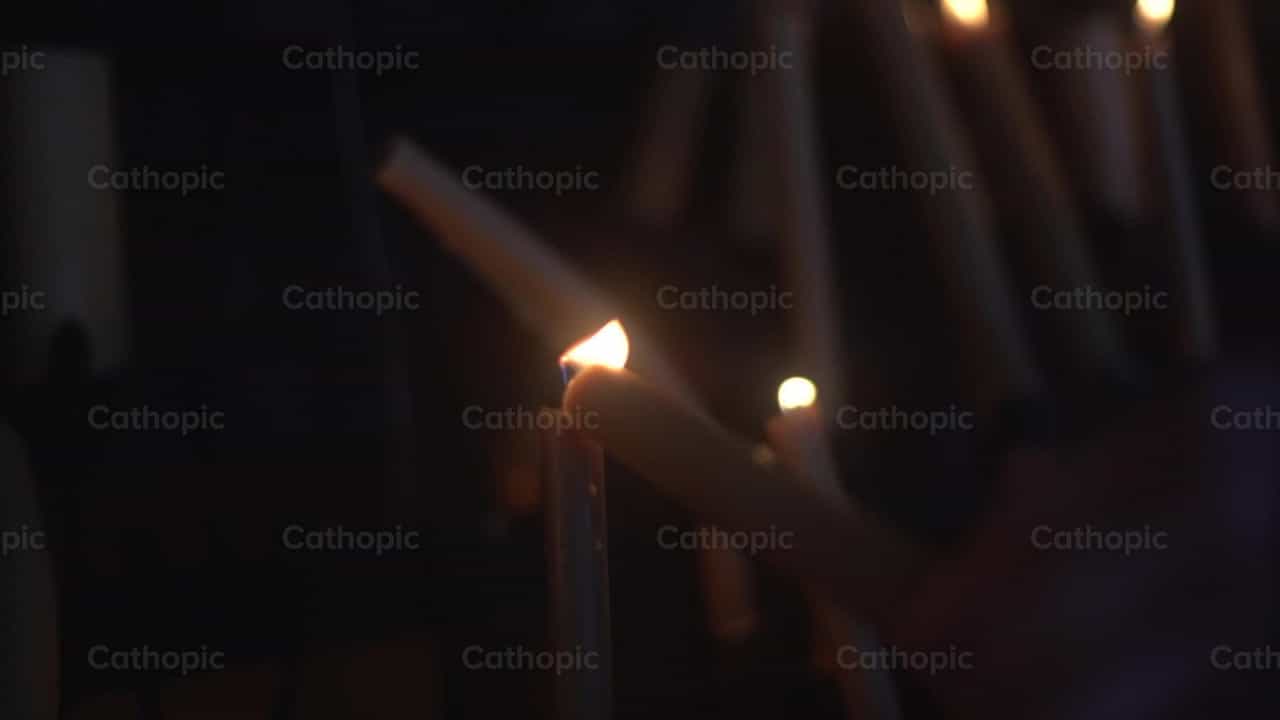 Encendiendo Velas - Banco de vídeos católicos - Fotografía por Lupe Belmonte