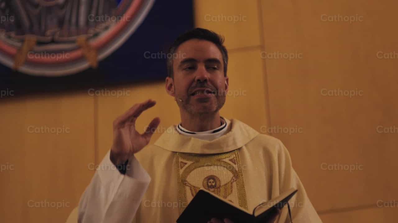 Sacerdote predicando en la Vigilia Pascual - Banco de vídeos católicos - Fotografía por Almures Studio