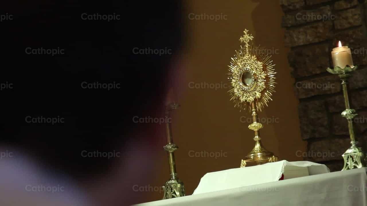 Sacerdote en adoración - Banco de vídeos católicos