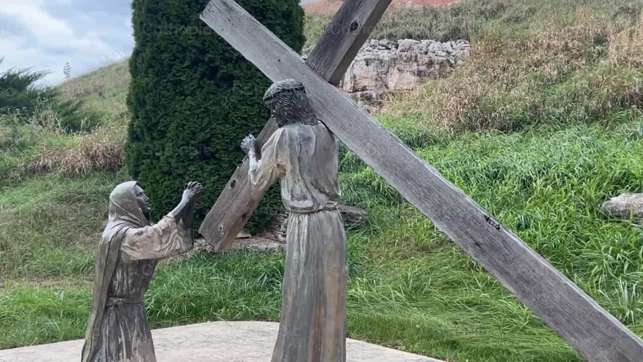 Jézus a kereszttel találkozik Máriával, az édesanyjával - Katolikus stock videók
