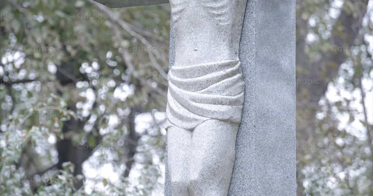 Freiras em oração diante do Crucifixo ao ar livre - Vídeos católicos de stock