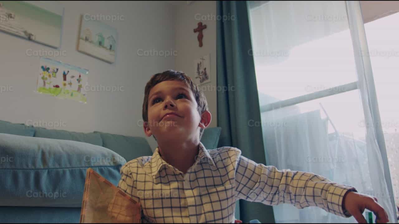 Tarde de juegos en familia - Banco de vídeos católicos - Fotografía por Almures Studio