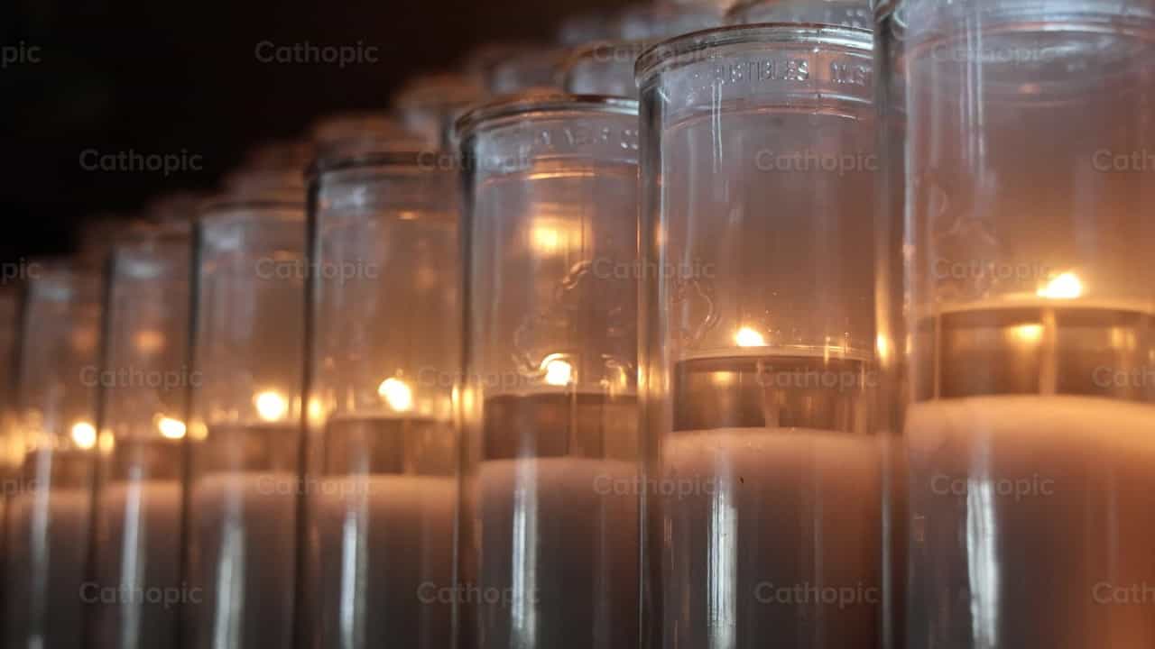 Velas encendidas - Banco de vídeos católicos - Fotografía por St. Paul the Apostle Westerville