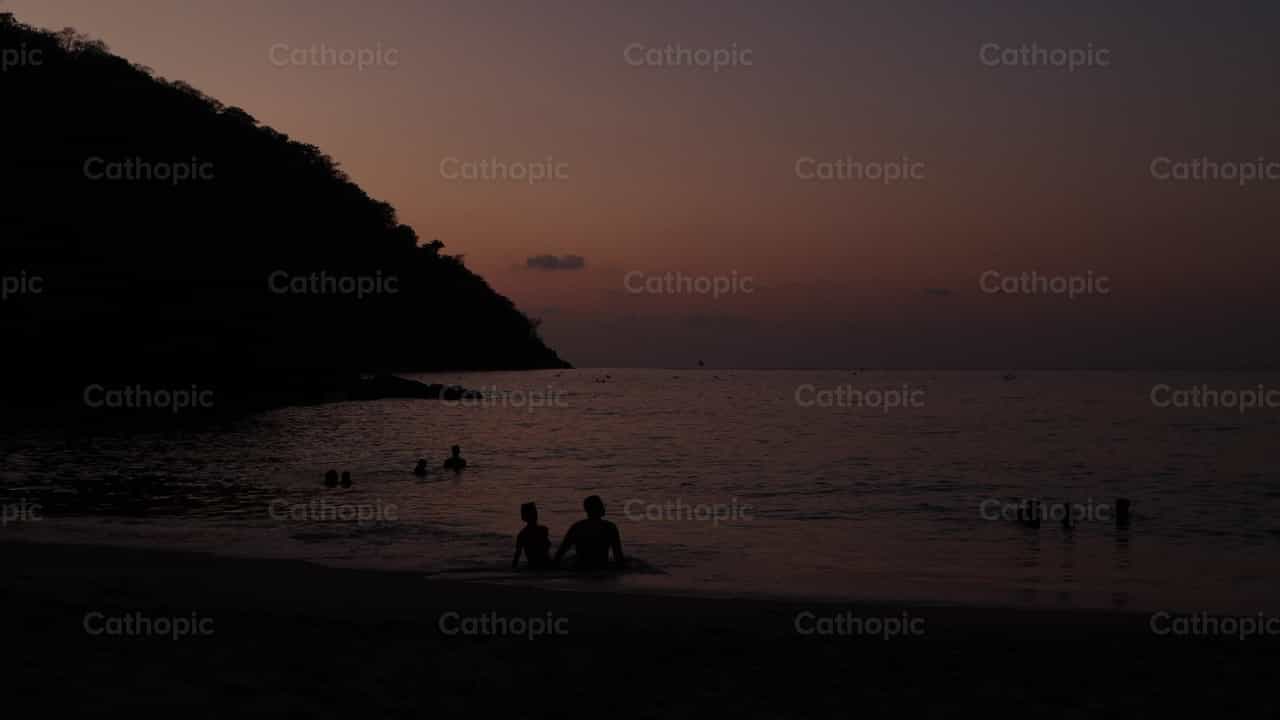 Spiaggia al tramonto - Video stock cattolici