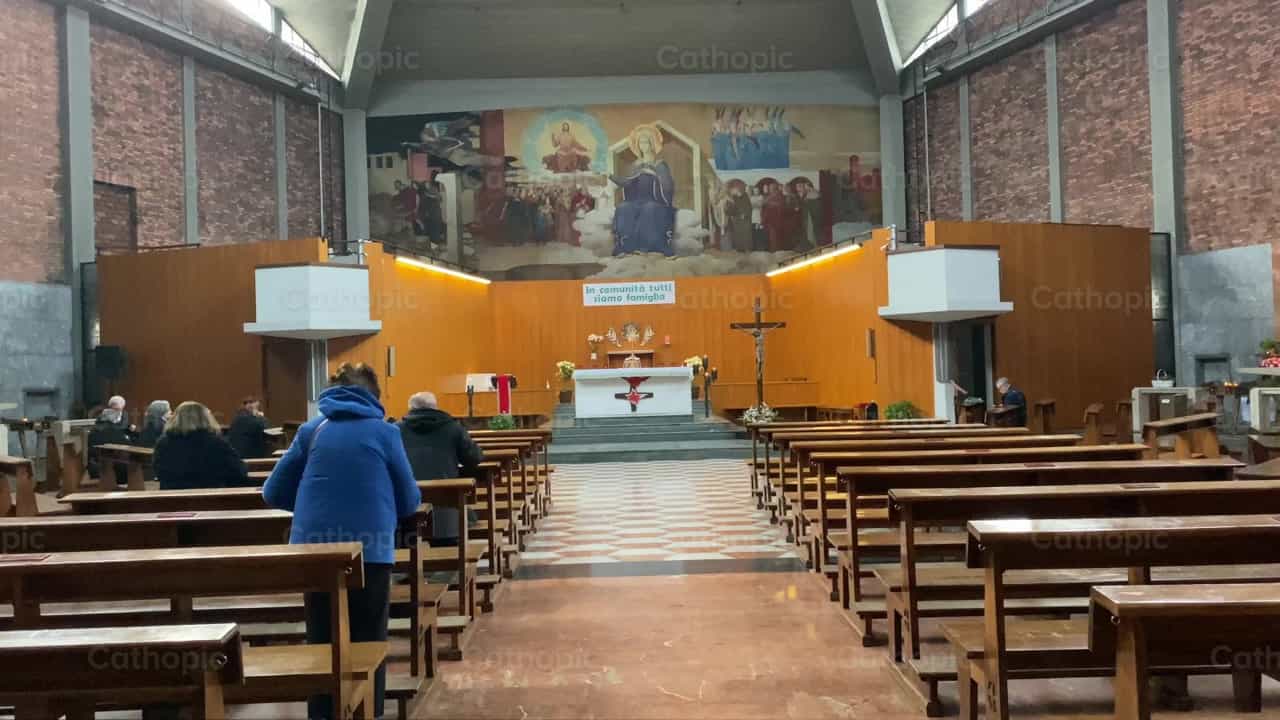Entrada de Parroquia - Banco de vídeos católicos