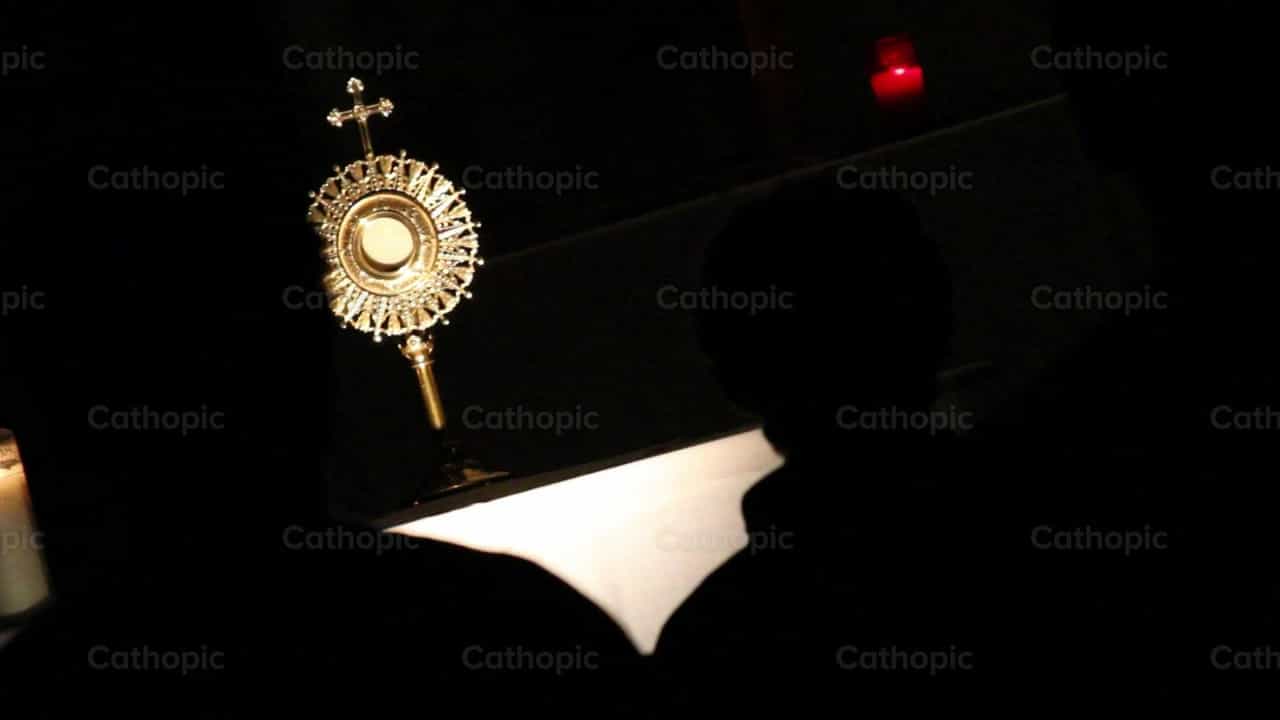Adoración nocturna - Banco de vídeos católicos - Fotografía por Catholic Stuff